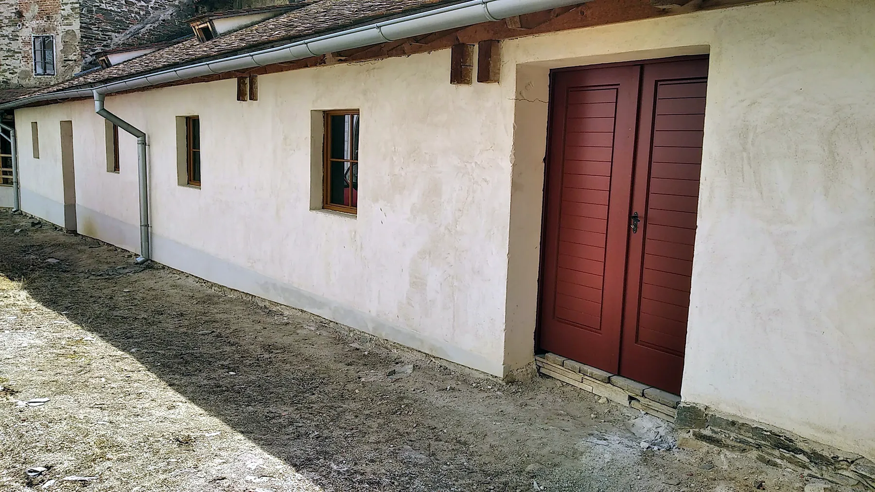Dvoukřídlé dveře z masivního smrku na zámku Horšovský Týn